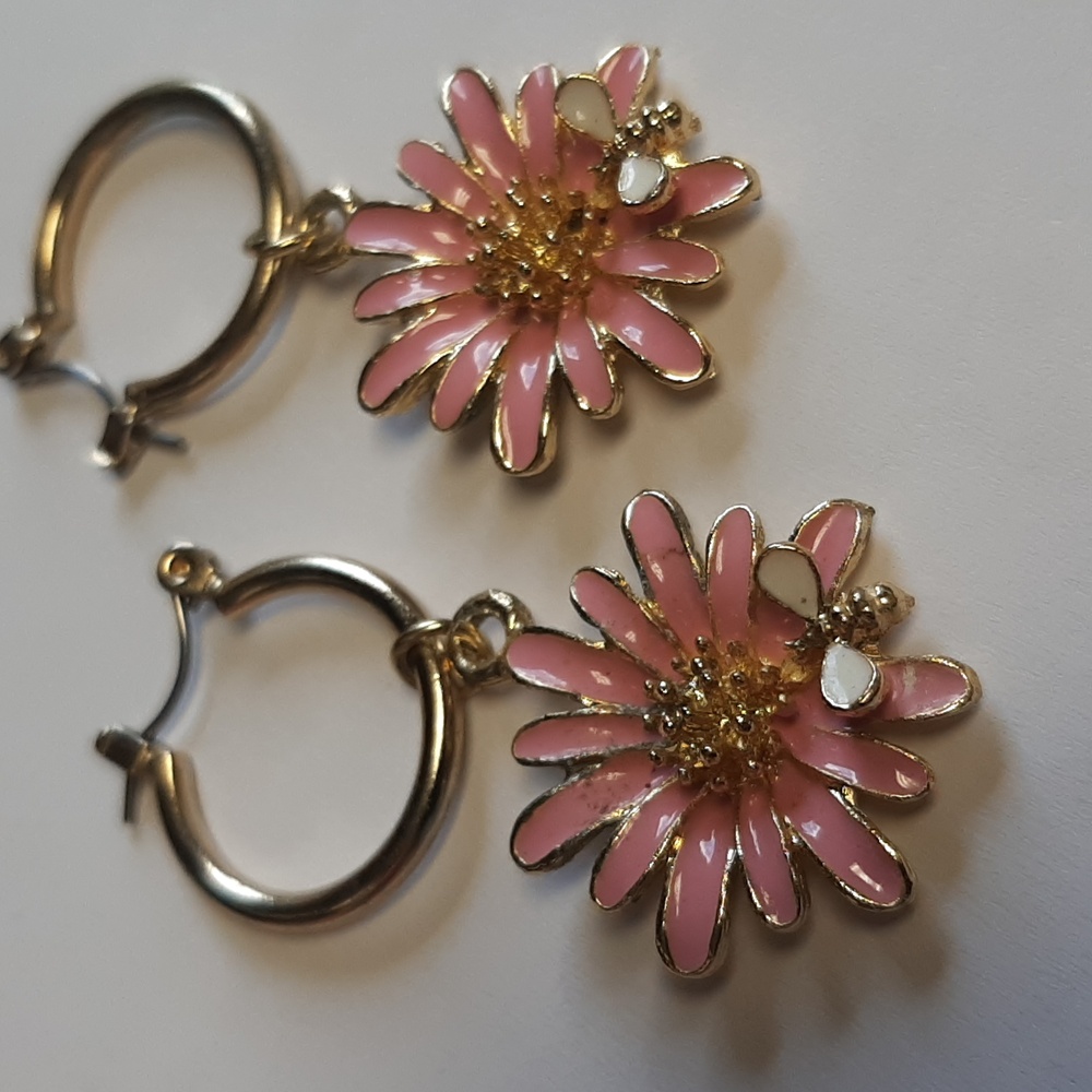 191. FLOWER AND BEE GOLD TONE DANGLE EARRINGS